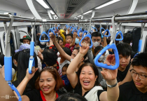 Đi Xem Pháo Hoa Giao Thừa Không Lo Tắc Đường: Metro TP.HCM Chạy Xuyên Đêm & Miễn Phí Vé Ngày 1/1