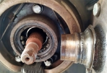 Tại Sao Phớt Moay-ơ Của Bạn Liên Tục Bị Chảy Mỡ Và Cách Khắc Phục Triệt Để?