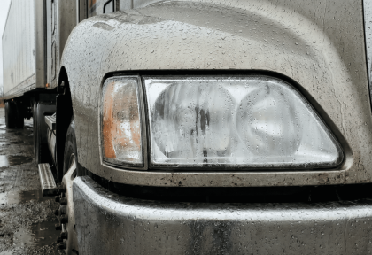 Đèn Pha Bị Hấp Hơi Nước Sau Mưa Lớn: Tự Xử Lý Tại Chỗ Hay Phải Vào Garage?