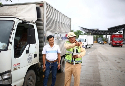 Cập Nhật Nóng: Quy Định Phạt Xe Tải Đi Sai Làn và Lộ Trình Cấm Xe Khách Sắp Tới.